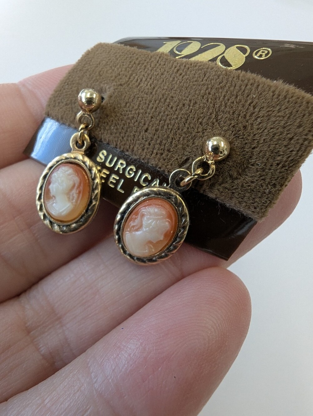 EVC NOS 1928 GOLD TONE CAMEO EARRINGS